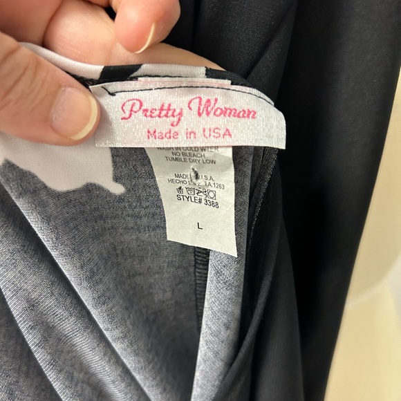 Black and White Boxy Short Sleeve Dress with Abstract Design - Picture 3 of 3